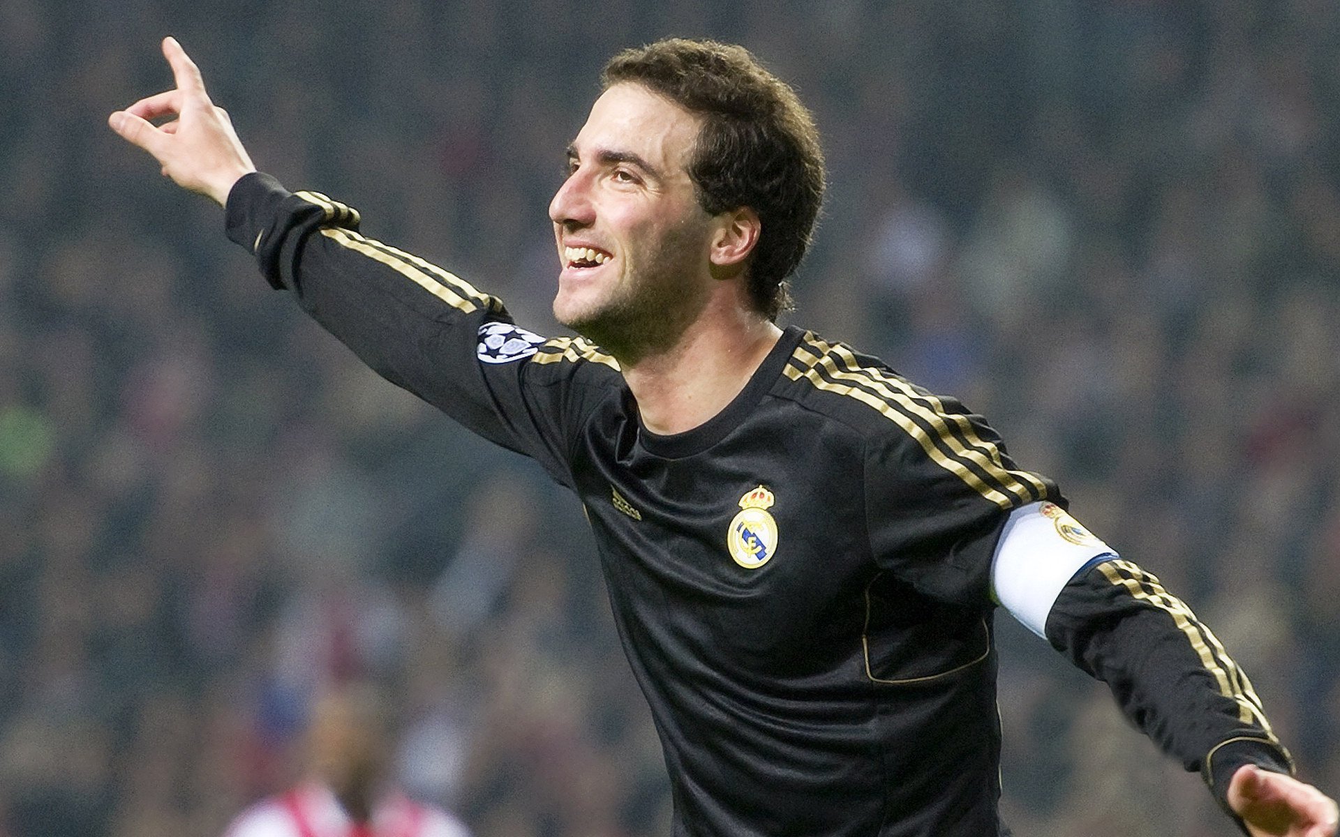 开云体育登录-萨卡闪耀全场，比利亚雷亚尔力克奥地利，友谊赛掀起足球狂潮！